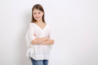 Stüdyo imge-in güzel duygusal beyaz genç kız