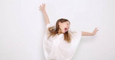 Stüdyo imge-in güzel duygusal beyaz genç kız