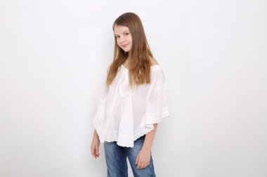 Stüdyo imge-in güzel duygusal beyaz genç kız