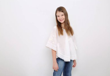 Stüdyo imge-in güzel duygusal beyaz genç kız