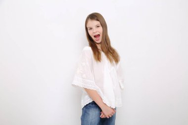Stüdyo imge-in güzel duygusal beyaz genç kız
