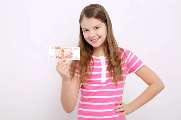 ルーブルを保持する美しい白人の十代の少女 ロシア連邦の現金金 — ストック写真