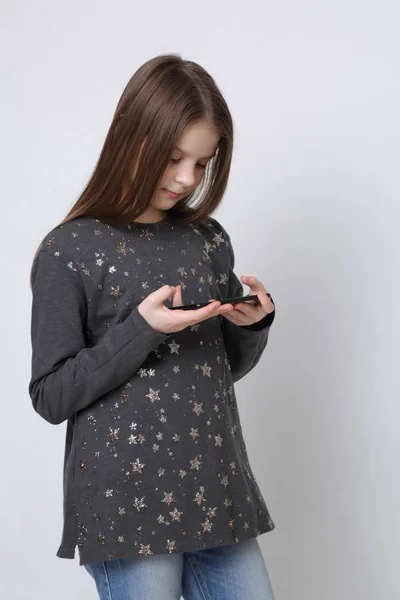 Nastolatki Uczennice Trzymając Telefonie Komórkowym Smartfonie — Zdjęcie stockowe