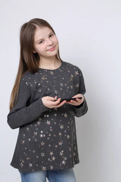 Tiener Meisje School Houden Van Mobiele Telefoon Smartphone — Stockfoto