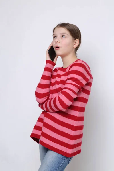 Teen Κορίτσι Σχολείο Κρατώντας Κινητό Τηλέφωνο Smartphone — Φωτογραφία Αρχείου