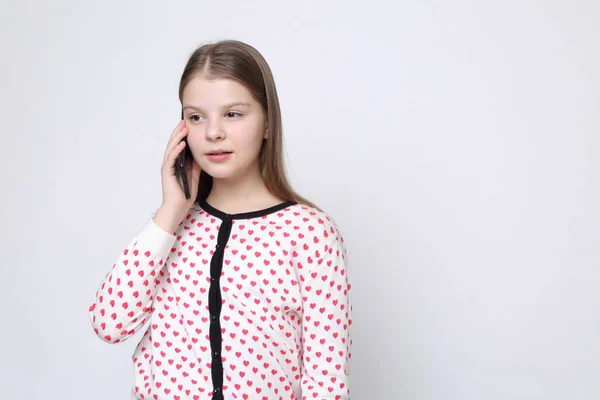 Scuola Giovanissima Ragazza Holding Cellulare Smartphone — Foto Stock