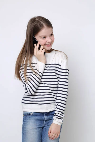 Escola Adolescente Menina Segurando Telefone Celular Smartphone — Fotografia de Stock