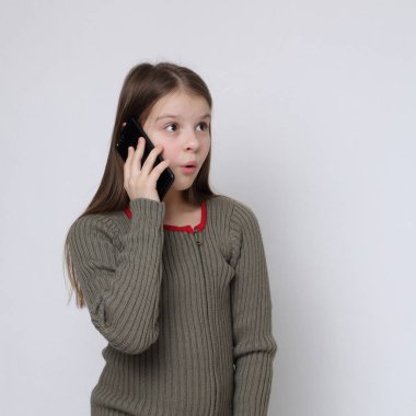 Hareket eden telefon (akıllı telefon tutarak liseli teen kız)