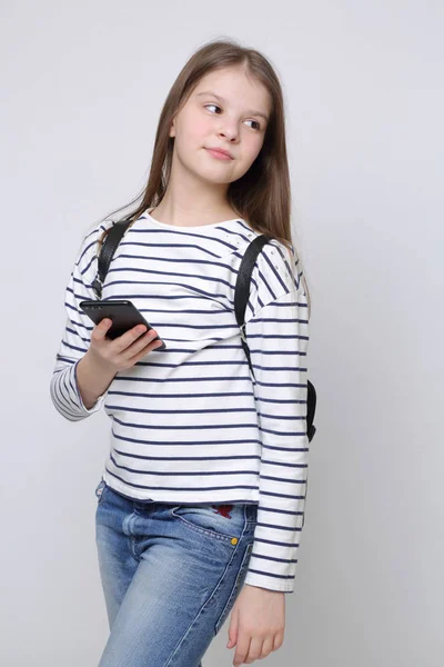Skolan Tonåring Flicka Håller Mobiltelefon Smartphone — Stockfoto