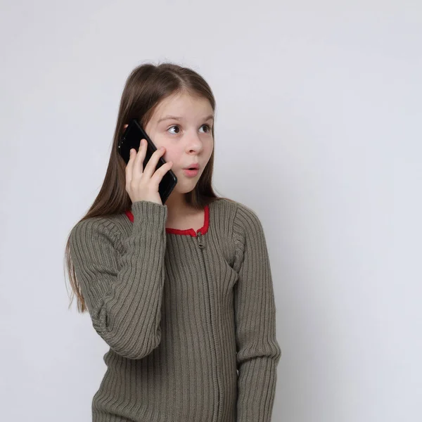 Skolan Tonåring Flicka Håller Mobiltelefon Smartphone — Stockfoto