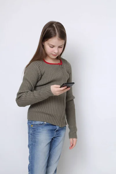 学校少女手持手机 智能手机 — 图库照片