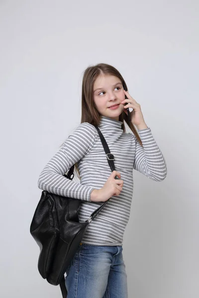 Skolan Tonåring Flicka Håller Mobiltelefon Smartphone — Stockfoto