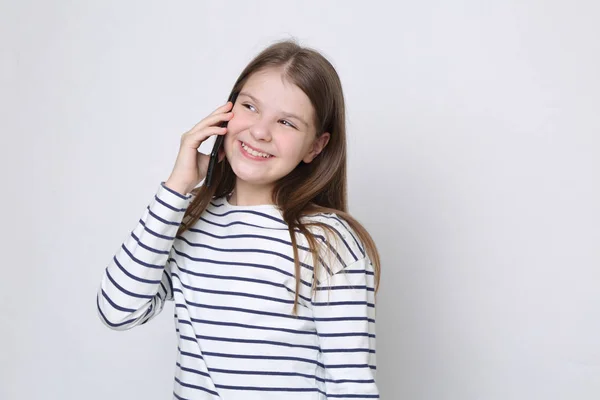 Scuola Giovanissima Ragazza Holding Cellulare Smartphone — Foto Stock