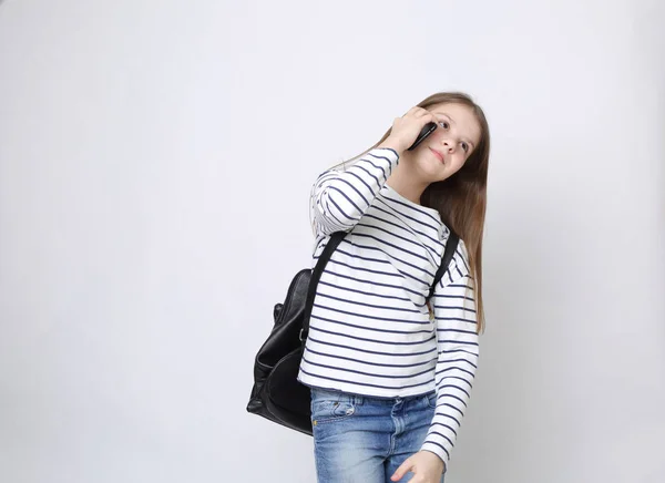 Escuela Adolescente Niña Sosteniendo Teléfono Móvil Smartphone — Foto de Stock