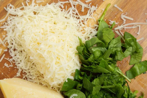 パルメザン チーズ 木の板 — ストック写真
