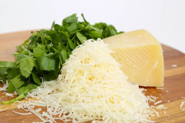 Queso Parmesano Sobre Una Tabla Madera —  Fotos de Stock