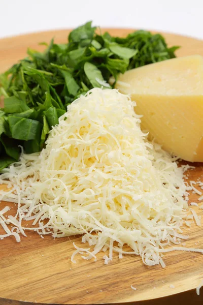 パルメザン チーズ 木の板 — ストック写真