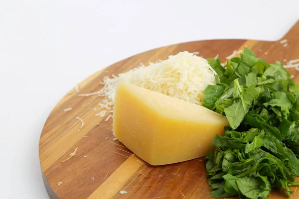 Queso Parmesano Sobre Una Tabla Madera —  Fotos de Stock