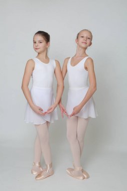 Neşeli ve güzel klasik dansçılar  