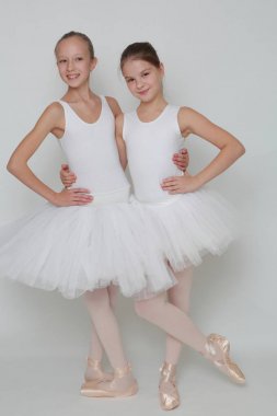 Neşeli ve güzel klasik dansçılar  