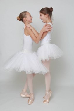 Neşeli ve güzel klasik dansçılar 