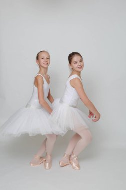 Neşeli ve güzel klasik dansçılar 