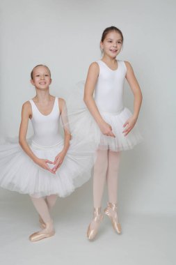 Neşeli ve güzel klasik dansçılar 