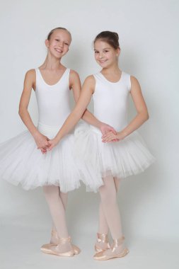 Kameraya poz güzel neşeli dansçılar