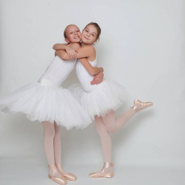 Kameraya poz güzel neşeli dansçılar