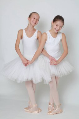 Stüdyoda komik küçük balerinler 