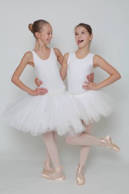 Stüdyoda komik küçük balerinler 