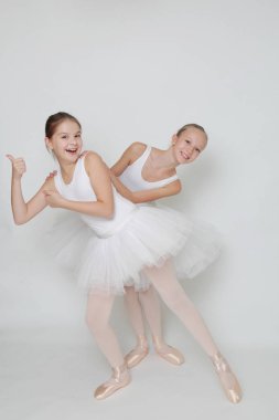 Stüdyoda komik küçük balerinler 