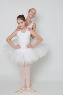 Beyaz arka planda genç balerinlerin stüdyo görüntüsü