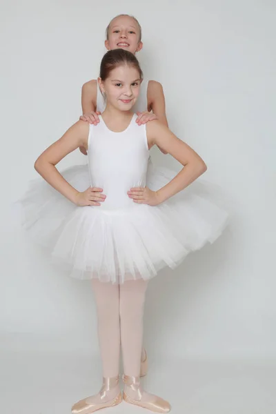 Pequenas Bailarinas Engraçadas Estúdio — Fotografia de Stock