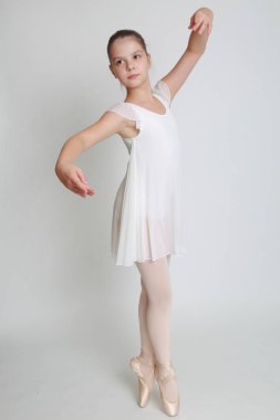 Güzel küçük balerin pointe Studio üzerinde