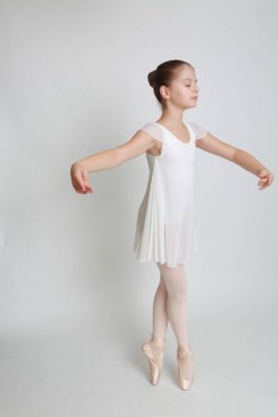 Güzel küçük balerin pointe Studio üzerinde