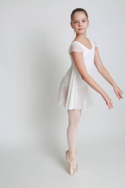 Güzel küçük balerin pointe Studio üzerinde