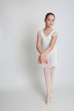 Güzel küçük balerin pointe Studio üzerinde