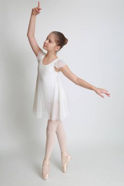 Güzel küçük balerin pointe Studio üzerinde