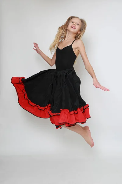 Imagen Estudio Bailarina Flamenco Está Saltando Bailarina Movimiento —  Fotos de Stock