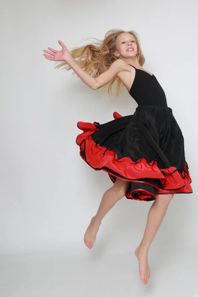 Imagen Estudio Bailarina Flamenco Está Saltando Bailarina Movimiento — Foto de Stock