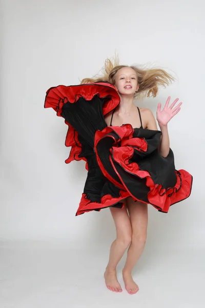 Imagen Estudio Bailarina Flamenco Está Saltando Bailarina Movimiento — Foto de Stock