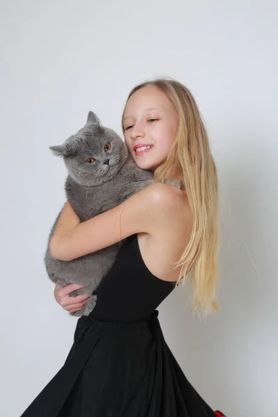 Schöne Kaukasische Teenager Mädchen Und Eine Britische Katze Mit Kurzen — Stockfoto