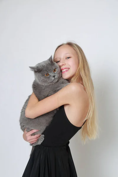 Härlig Kaukasiska Tonåring Tjej Och Brittiska Kort Hår Katt — Stockfoto