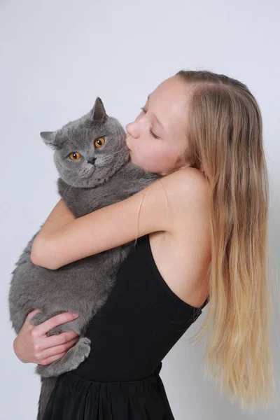 Lovely Caucasian Teen Girl British Short Hair Cat — Stock Photo, Image