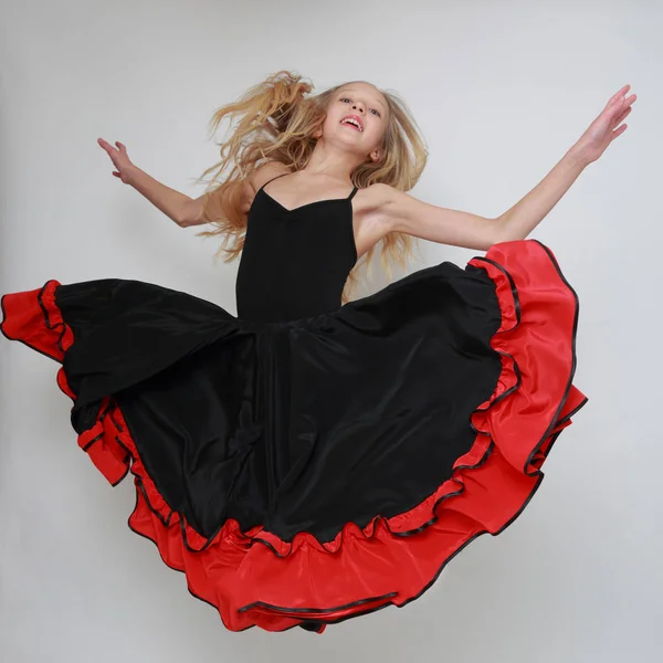 Studiobild Einer Flamenco Tänzerin Springt Tänzerin Bewegung — Stockfoto