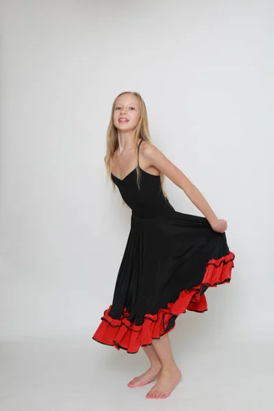 Imagen Estudio Bailarina Flamenco Está Saltando Bailarina Movimiento — Foto de Stock