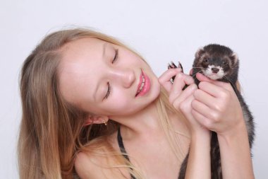 Studio görüntü beyaz küçük kız ve gelincik beyaz backgoud üzerinde