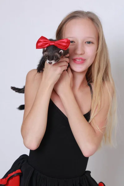 Studio Image Caucasian Little Girl Ferret White Backgoud — Stock Photo, Image