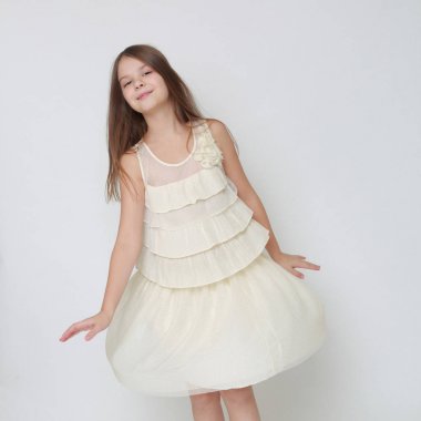 Stüdyo imge-in hareket ve dans mutlu duygusal beyaz küçük kız